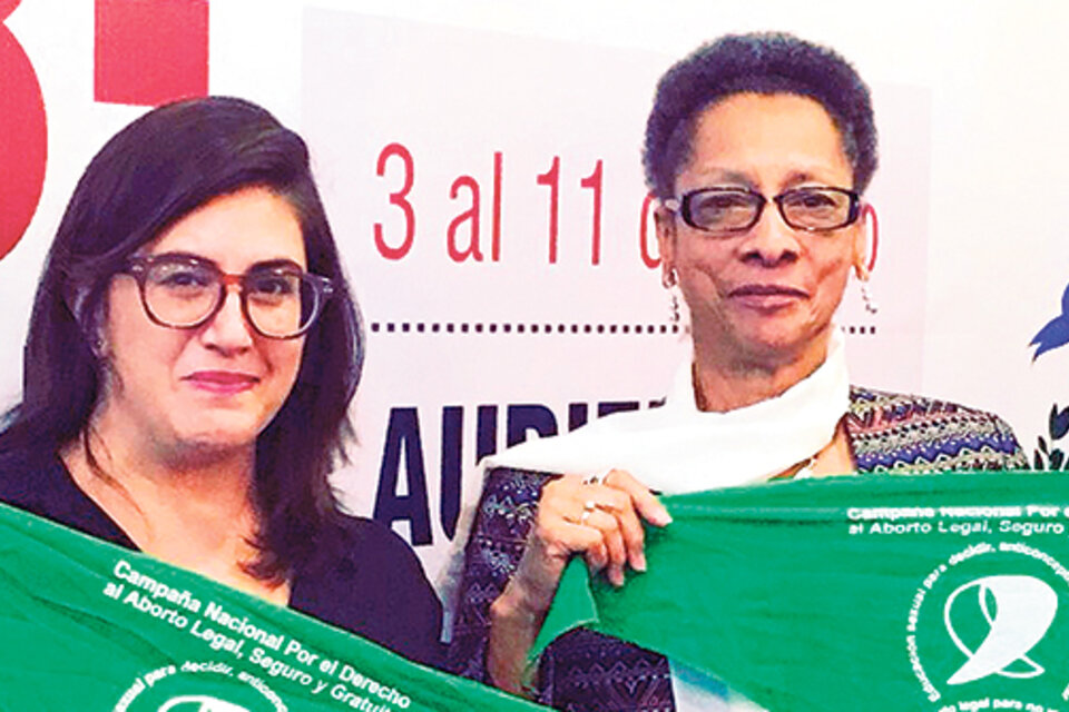La abogada Edurne Cárdenas, del CELS, y la presidenta de la CIDH, Margarette May Macaulay.
