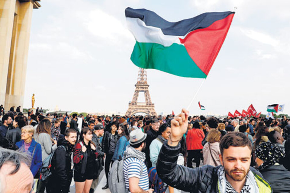 Miles de personas muestran su apoyo a Palestina en la plaza de Trocadero en París. (Fuente: EFE)