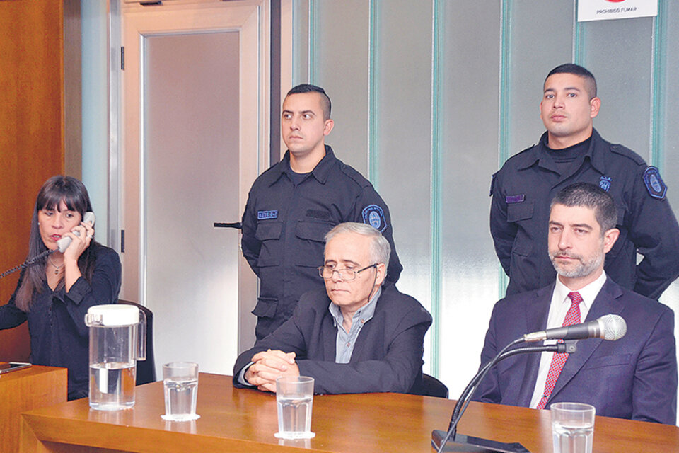 Justo José Ilarraz (centro) durante la audiencia en la que fue condenado a 25 años por corrupción de menores. (Fuente: Télam)