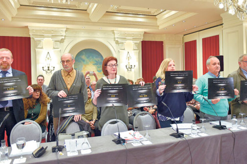Familiares de víctimas de atentados de ETA ayer durante una conferencia de prensa en San Sebastián.