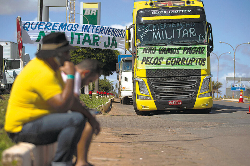 En la protesta de los camioneros se ven carteles que piden la intervención de los militares. (Fuente: EFE)