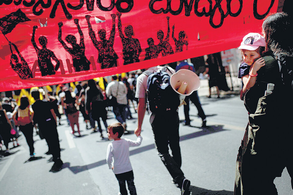 Los prestamistas buscan domesticar a los griegos, que siguen tomando las calles protestando.
