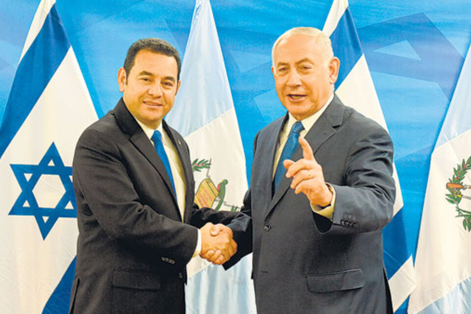 Morales y Netanyahu durante la recepción al presidente guatemalteco en Jerusalén, tras la inauguración de la embajada. (Fuente: AFP)