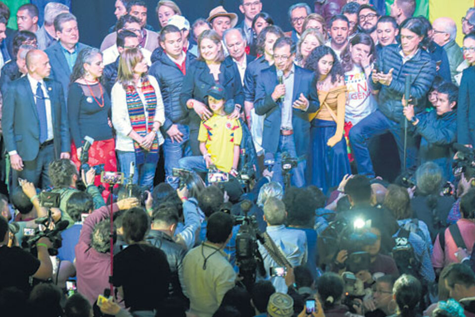 Gustavo Petro y su compañera de fórmula Angela Robledo celebraron anoche en el Down Town Majestic, en Bogotá. (Fuente: EFE)