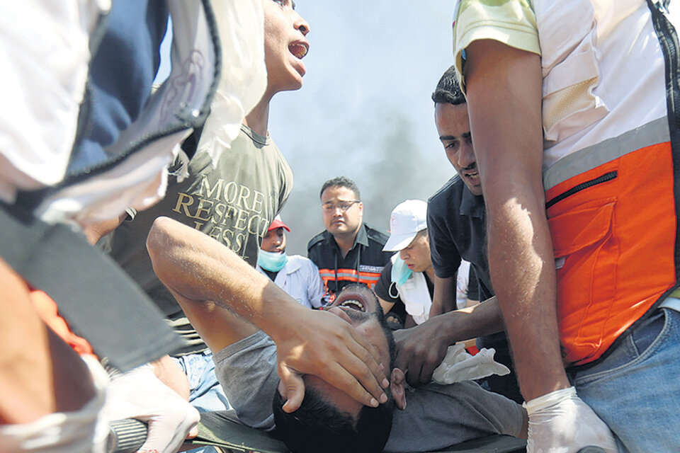 Evacúan a un activista palestino herido por la policía israelí en la frontera entre Israel y la Franja de Gaza.