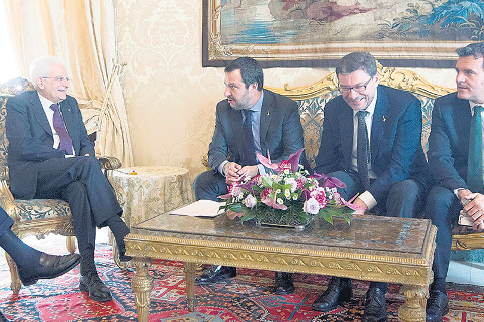 Mattarella durante su encuentro con Salvini (primero izq.). (Fuente: EFE)