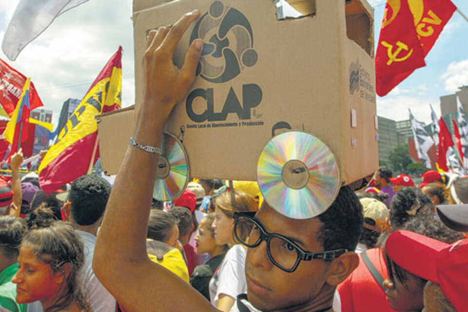 Simpatizantes de Maduro manifiestan su apoyo durante el cierre de campaña en Caracas. (Fuente: EFE)