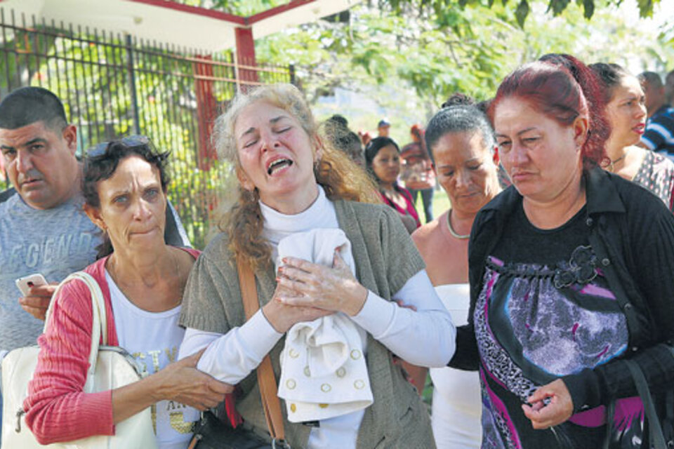 Familiares y allegados en el Instituto de Medicina Legal, donde se identifica a las víctimas. (Fuente: EFE)