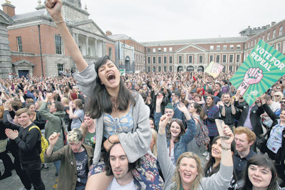 Hubo festejos en el histórico Castillo de Dublín cuando se conocieron los resultados del referendo. (Fuente: AFP)