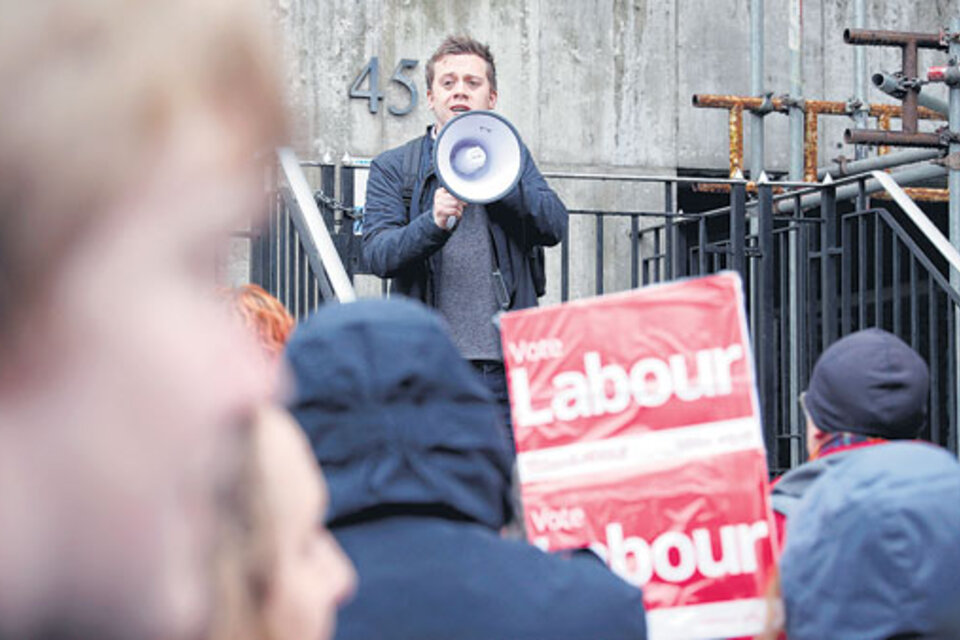 Uno de los candidatos laboristas, Owen Jones, para los comicios municipales que se celebran hoy. (Fuente: AFP)