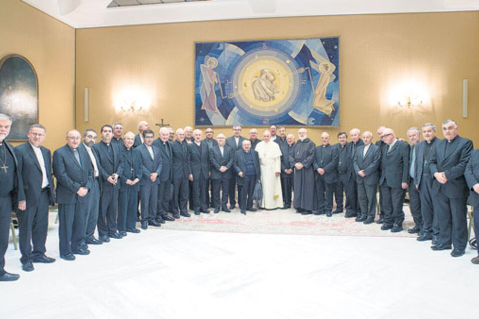 El Papa posa junto a los obispos chilenos que ayer renunciaron al cabo de un encuentro en el Vaticano. (Fuente: AFP)