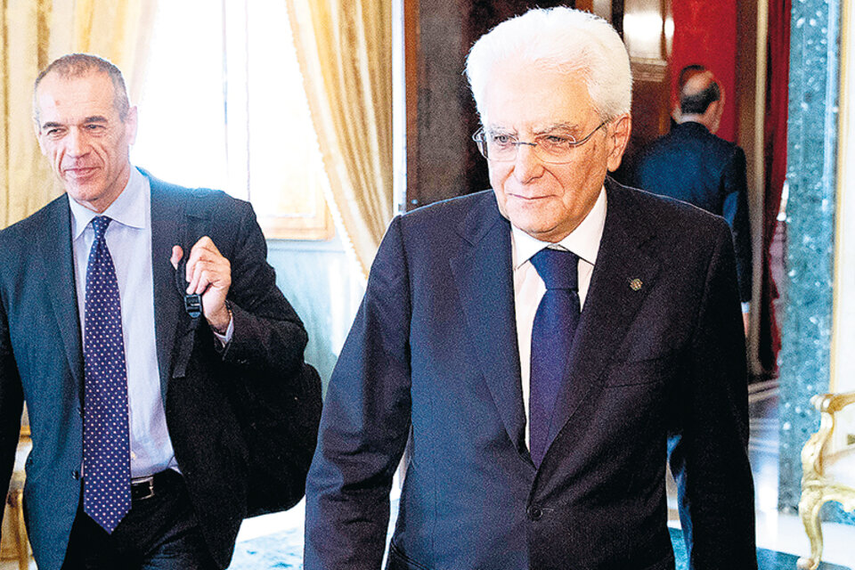 Carlo Cottarelli se encontró con el presidente Mattarella, pero no le presentó la lista de ministros. (Fuente: AFP)