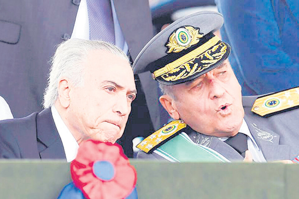 Temer y el jefe del ejército durante un desfile militar en Brasilia.