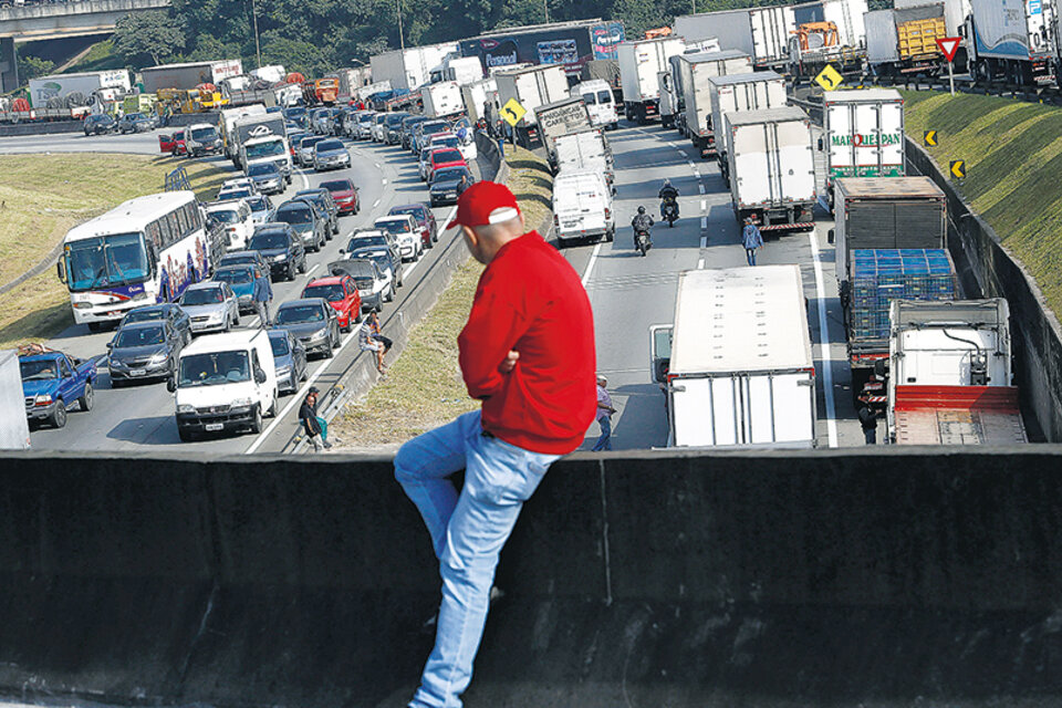 Imagen del bloqueo de camiones en las afueras de San Pablo hace cuatro días. (Fuente: AFP)