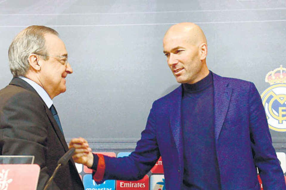 Florentino Pérez y Zinedine Zidane ayer, tras la conferencia de prensa del adiós.