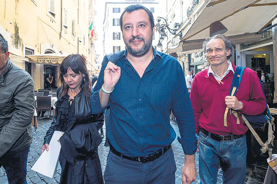 Salvini (centro) dijo que el lunes llevarán su propuesta de gobierno al presidente Mattarella. (Fuente: EFE)