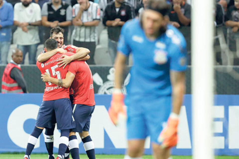 El Rojo festeja el gol de Benítez, cuando iban menos de dos minutos.