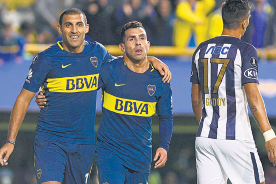 El abrazo de Abila con Tevez, festejando el segundo gol del delantero cordobés en la noche de la Bombonera. (Fuente: Télam)