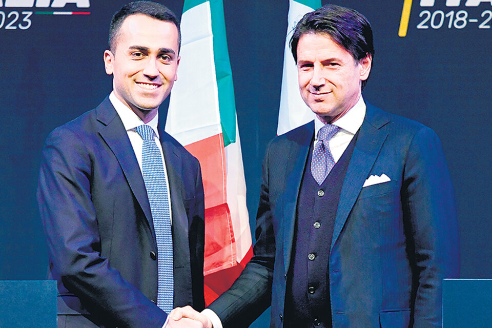 Luigi di Maio, líder del Movimiento Cinco Estrellas, se saluda con Giuseppe Conte. (Fuente: AFP)