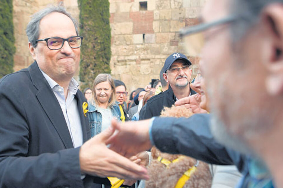 Quim Torra saluda a simpatizantes independentistas durante un acto en Barcelona la semana pasada. (Fuente: AFP)