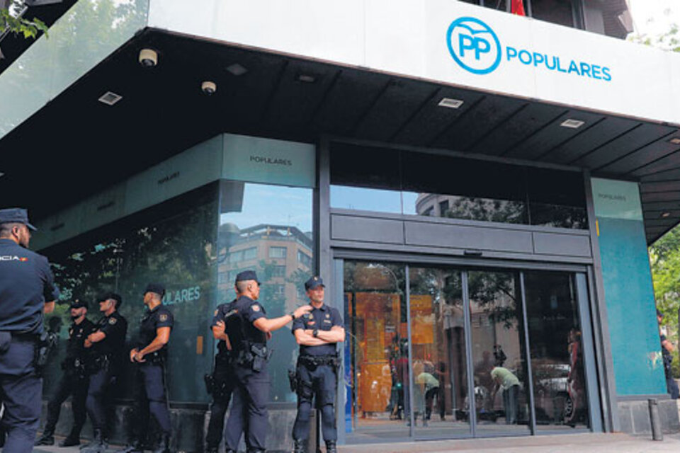 Policías custodian la sede del PP en Madrid tras el anuncio de la sentencia. (Fuente: EFE)