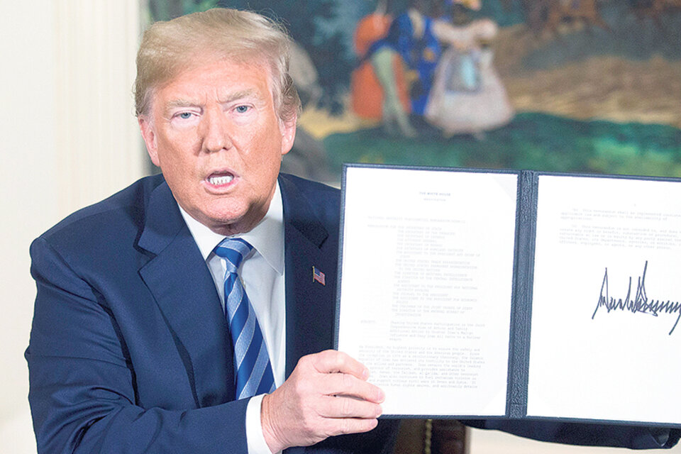En la Casa Blanca Trump sostiene un memorando presidencial con su firma reestableciendo las sanciones a Irán. (Fuente: EFE)