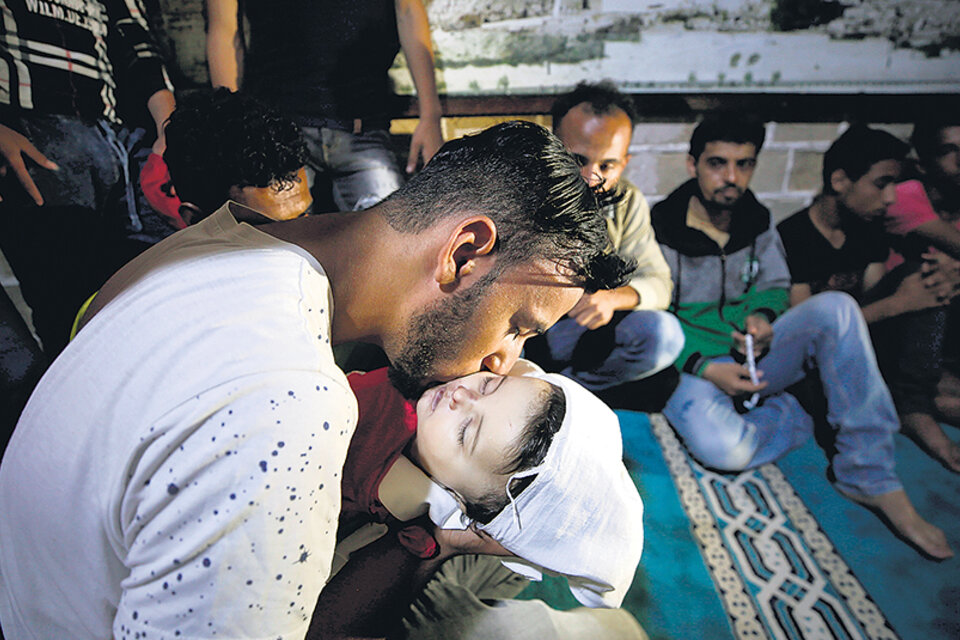 Familiares lloran la muerte de Layila, una niña de ocho meses que murió por inhalación de gas lacrimógeno en Gaza.