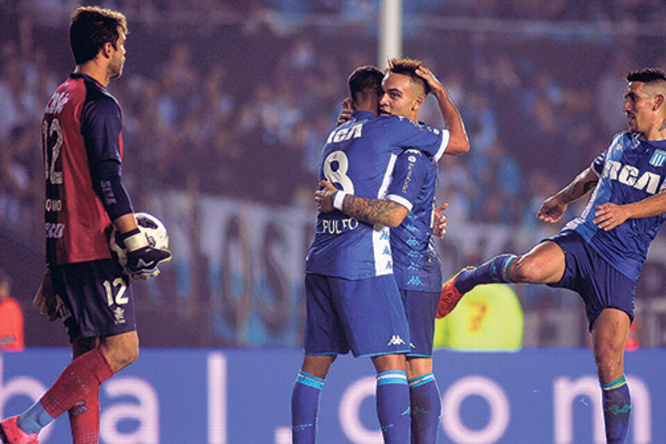 El abrazo de Lautaro Martínez y Diego González luego del segundo gol de Racing en el Cilindro.