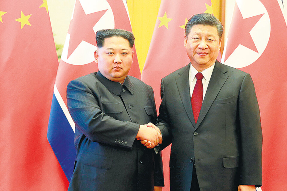 El líder norcoreano Kim Jong-un visitó al presidente chino, Xi Jinping, en marzo de este año.