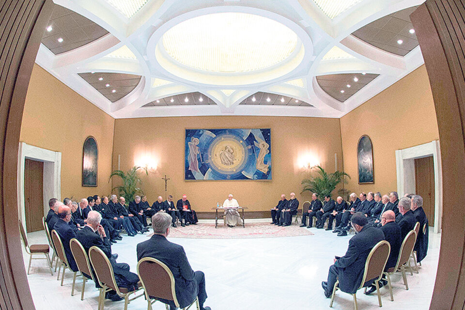 Francisco se reunió con los 34 obispos chilenos y los llamó a meditar; hoy vuelve a verlos. (Fuente: EFE)