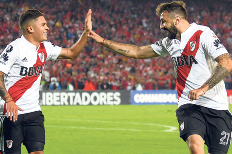 Choque esos cinco. Quintero y Pratto, socios en el único gol que se gritó anoche en Bogotá.