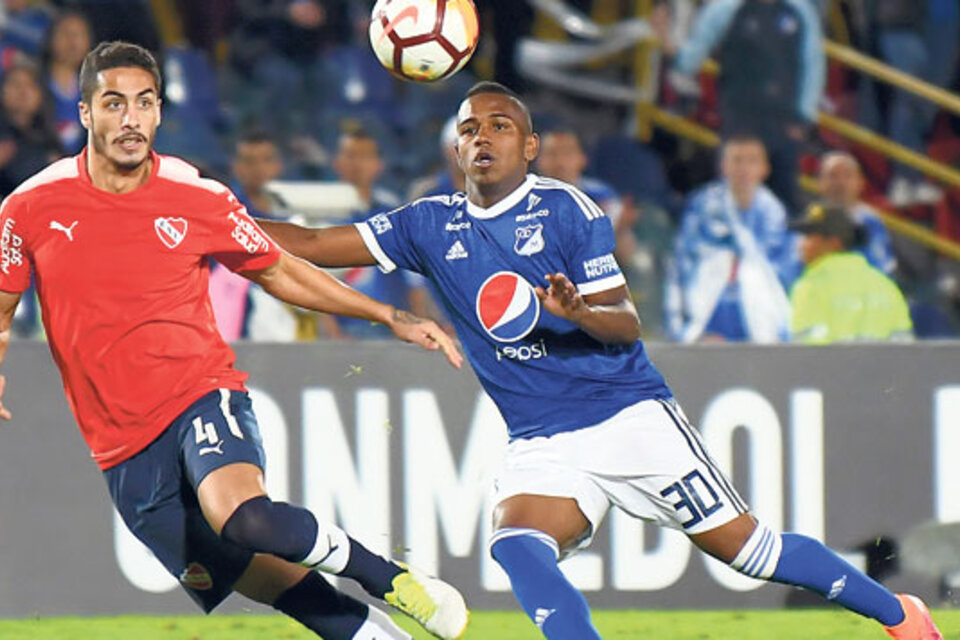 Figal, de buen partido anoche en Bogotá, intenta frenar al delantero colombiano. (Fuente: AFP)