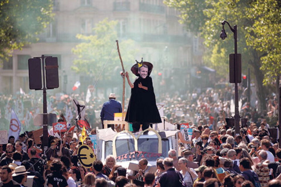Con caretas como la de Macron, pancartas y carrozas, los manifestantes marcharon hacia la Bastilla. (Fuente: EFE)