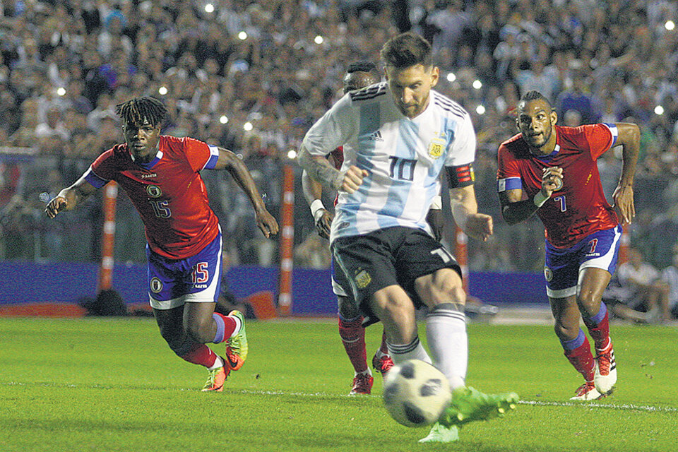 Messi le pega a la pelota desde los doce pasos para convertir el primero de sus tres goles. (Fuente: Alejandro Leiva)