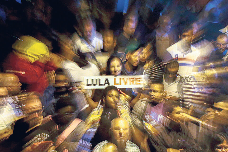 Simpatizantes de Lula piden su liberación; el líder del PT está detenido desde el 7 de abril. (Fuente: AFP)