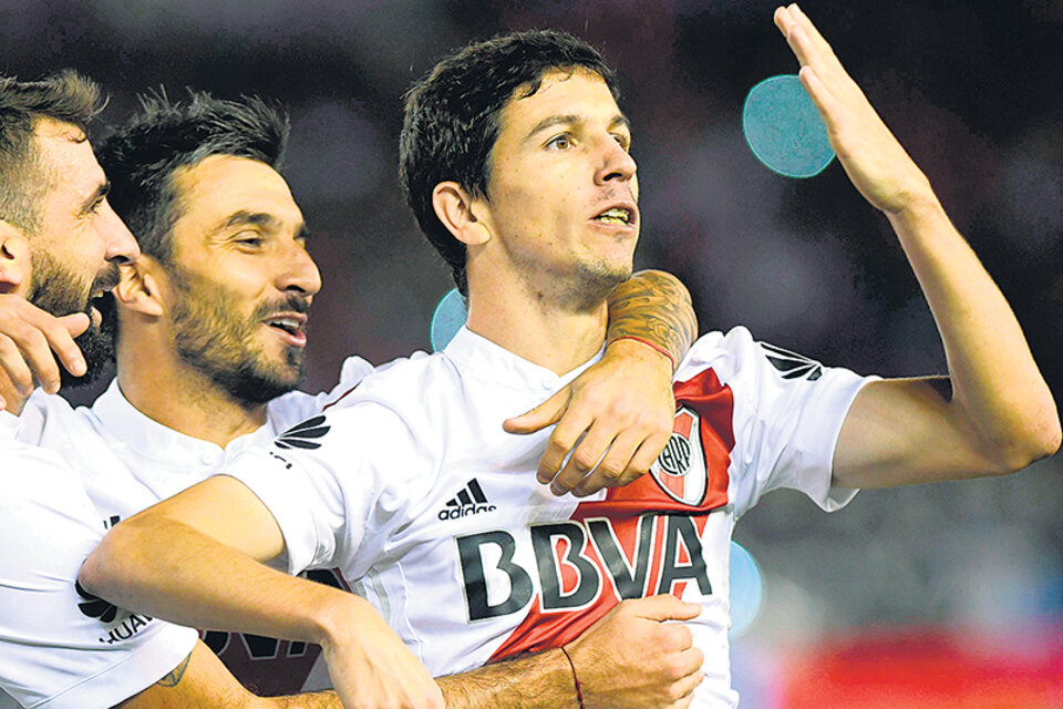 Nacho Fernández, autor del primer gol de River, se abrazó con Pratto y Scocco. (Fuente: Télam)