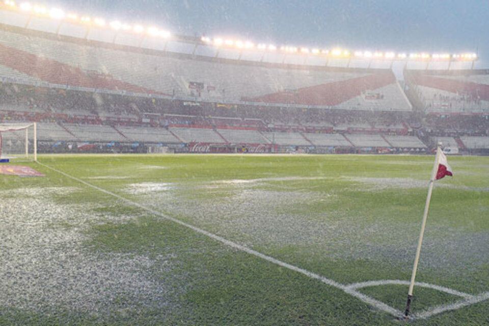 Así estaba el campo de juego en las horas previas al partido. (Fuente: AFP)