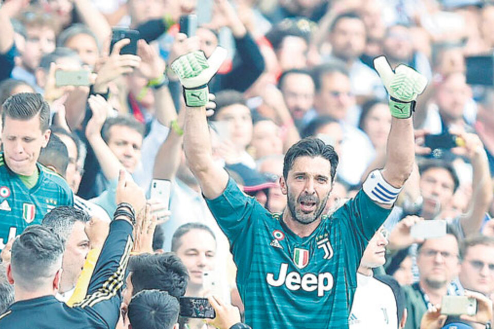 Buffon recorrió la cancha saludando a cuanto hincha se inclinaba desde la tribuna. (Fuente: EFE)