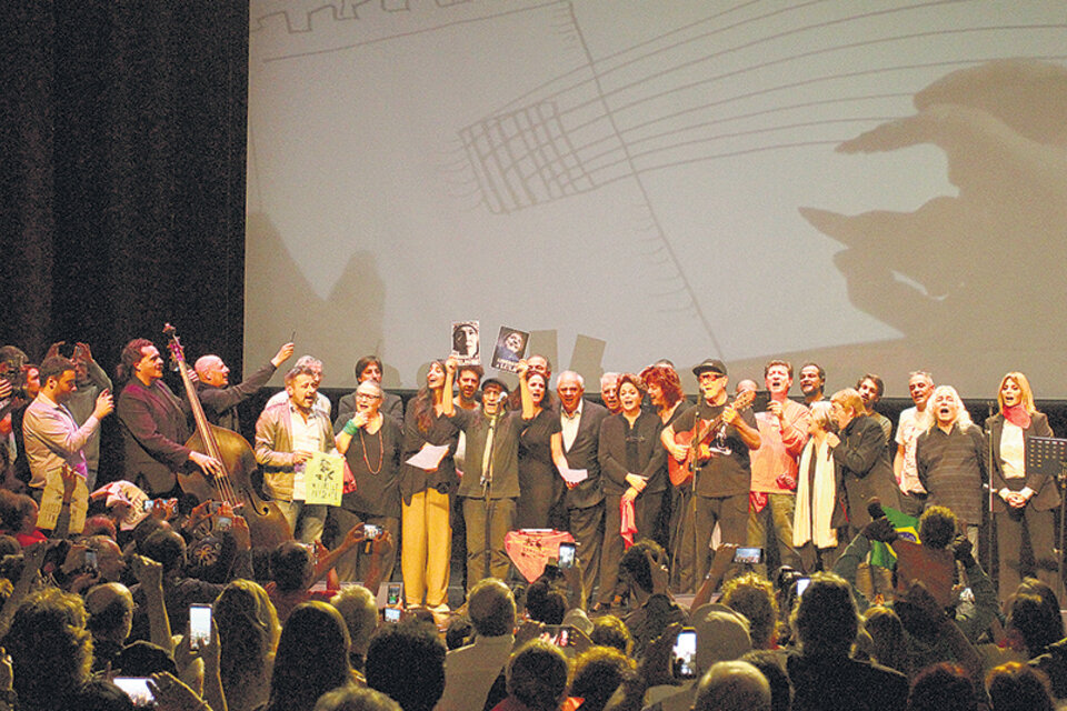 León Gieco cantó “Sólo le pido a Dios” junto a todos los artistas y la ex presidenta brasileña. (Fuente: Leandro Teysseire)