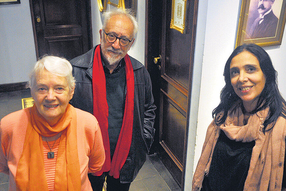 El ilustrador Luis Scafati y la escritora Laura Devetach, junto a Verónica Parodi, del ECuNHi. (Fuente: Sandra Cartasso)