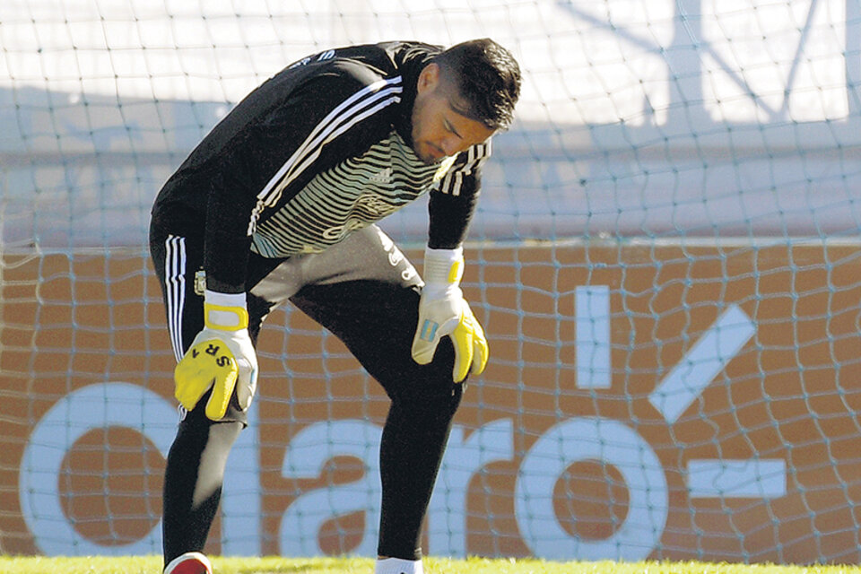 Romero se toma la rodilla derecha, la que lo marginará de la Copa del Mundo. (Fuente: AFP)