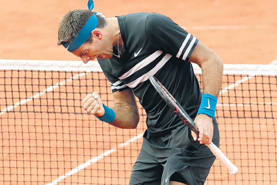 Juan Martín Del Potro festeja en Roland Garros, adonde llegó con dudas por su desgarro. (Fuente: AFP)