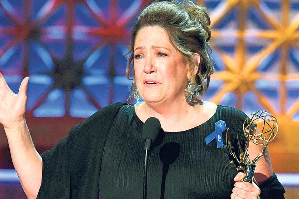 Dowd se llevó el Emmy a la mejor actriz de reparto por su rol en El cuento de la criada.