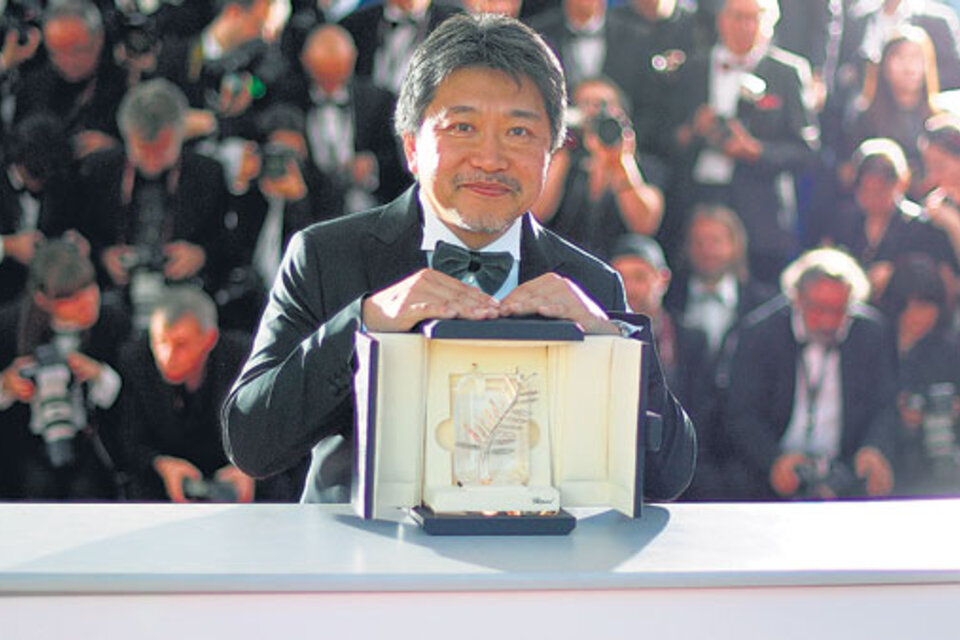 Kore-edaHirokazu con su premio por Un asunto de familia, quinta Palma de Oro para el cine japonés. (Fuente: AFP)
