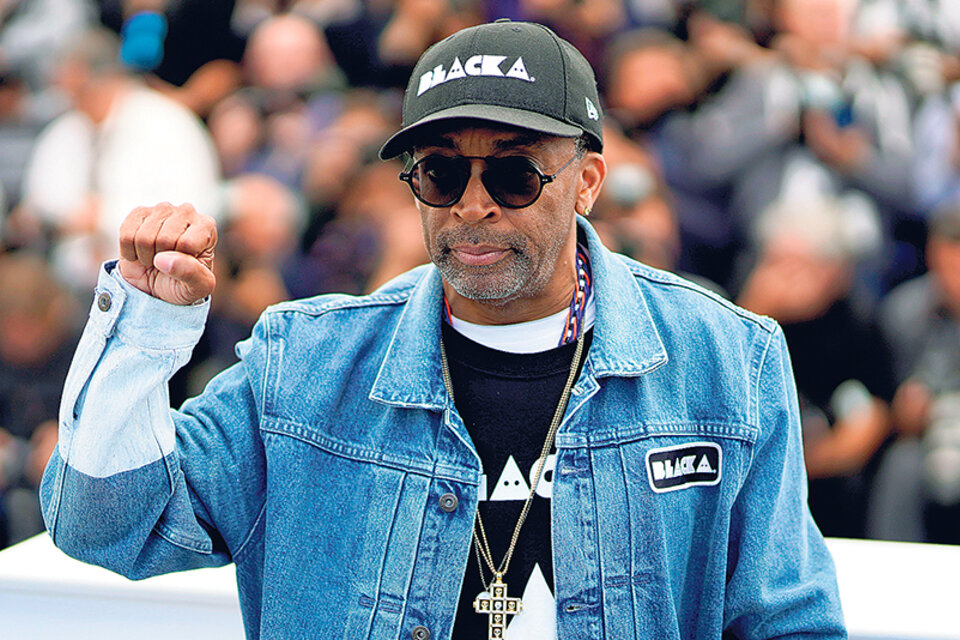 Spike Lee en pose combativa para el ingreso al Palais en la proyección de BlacKkKlansman. (Fuente: EFE)