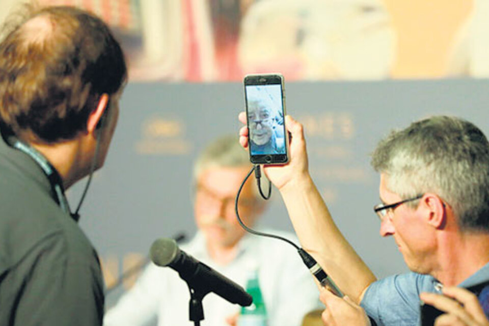 Godard se presentó en conferencia de prensa desde su casa, vía FaceTime, a través de un teléfono celular.