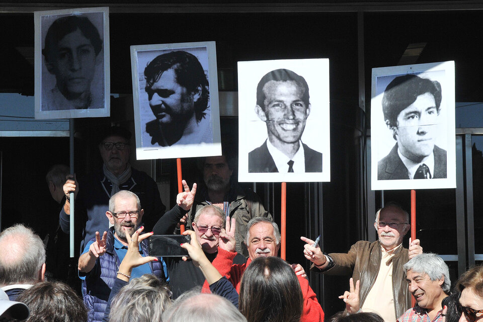 Ex presos y organismos afuera del tribunal que produjo el fallo histórico en Santa Fe. (Fuente: Eduardo Seval  )