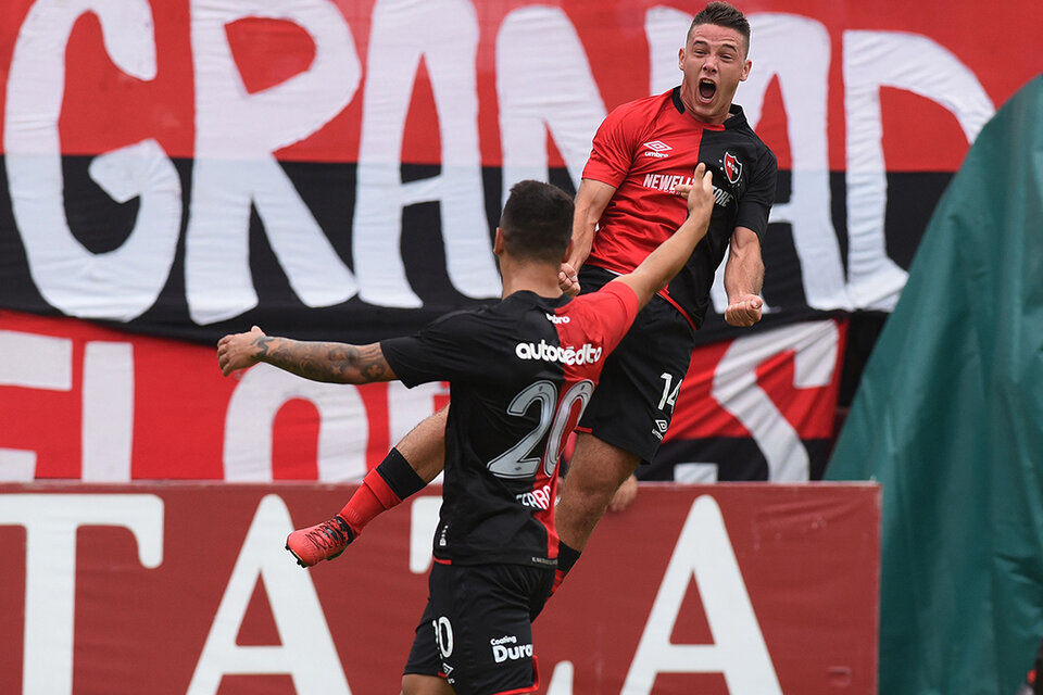 El equipo festeja el gol de Alexis Rodríguez que le dió la victoria y un empuje importante. (Fuente: Sebastián Granata)