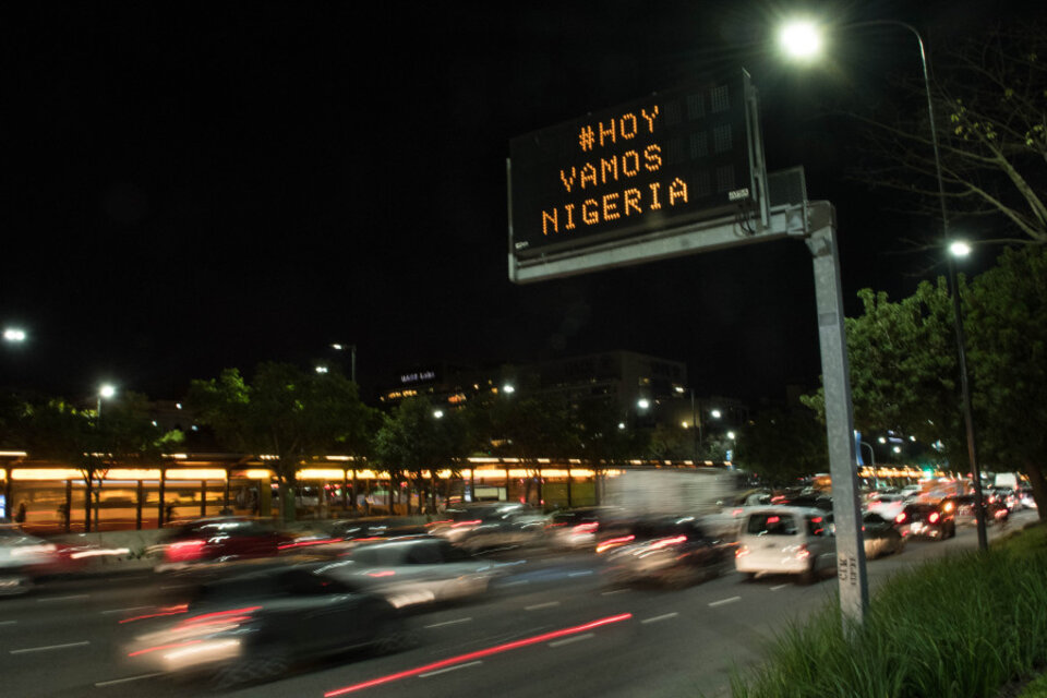 "#HoyvamosNIgeria" dicen desde la madrugada los carteles de tránsito de la Ciudad. (Fuente: Télam)