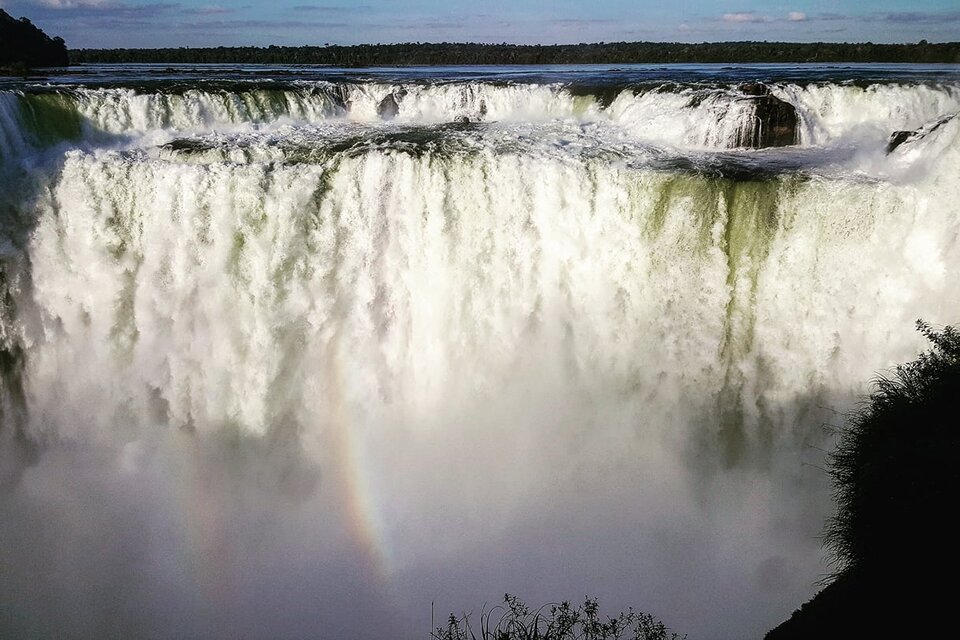 La concesión privada delimita Cataratas: no se puede ir más allá de los carteles, salvo con la vista o la lente.